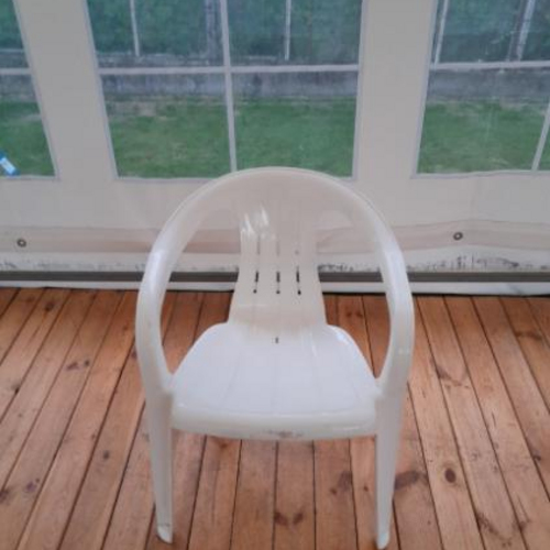 Hvid og/eller grøn plaststol