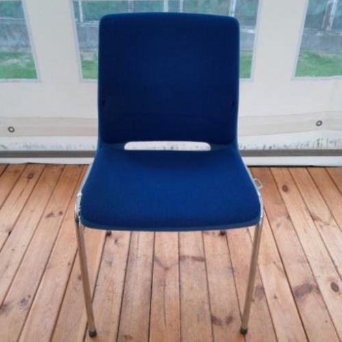 Blå polstret stol